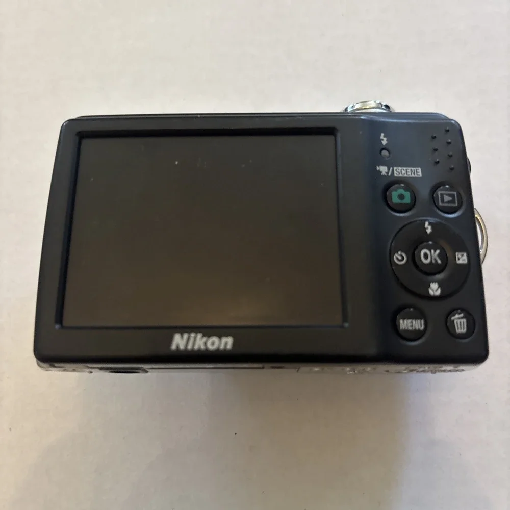 Nikon CoolPix L23 10.1MP Silver Digital‎ Camera - Parts Only